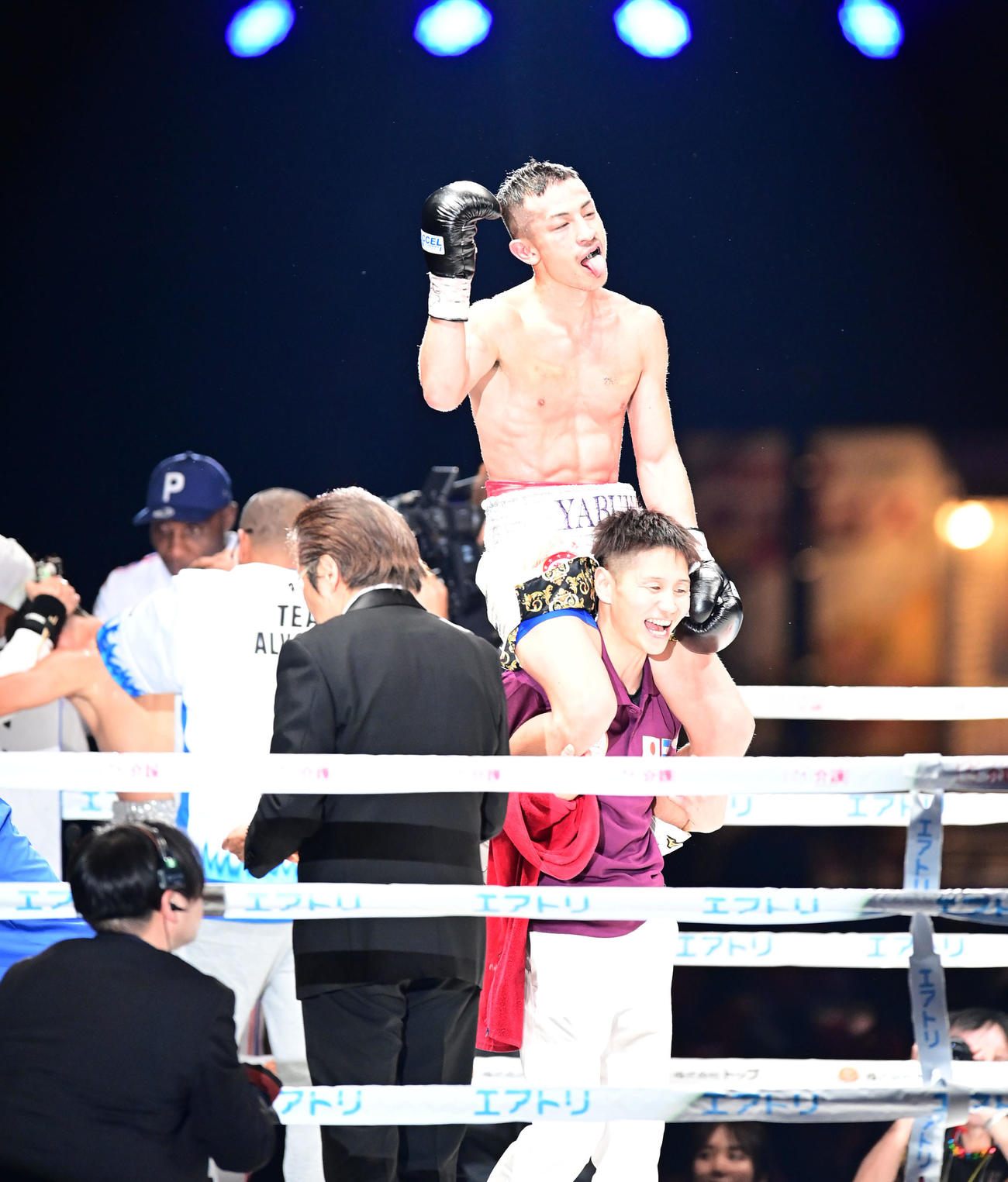 12回、アルバラードにKO勝利し喜ぶ矢吹（撮影・森本幸一）