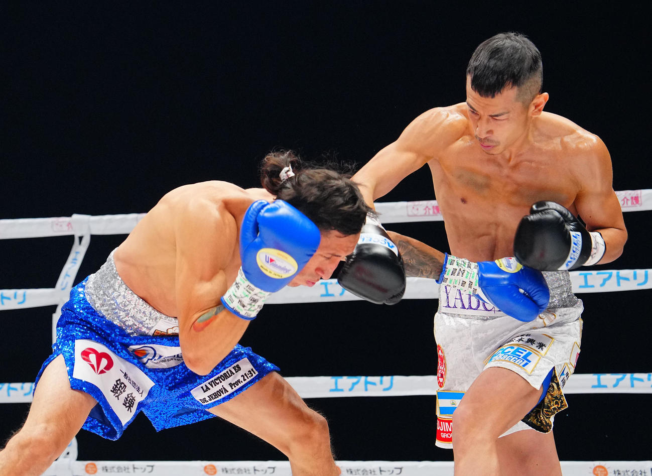 1回、右を打ち下ろす矢吹（右）（撮影・垰建太）
