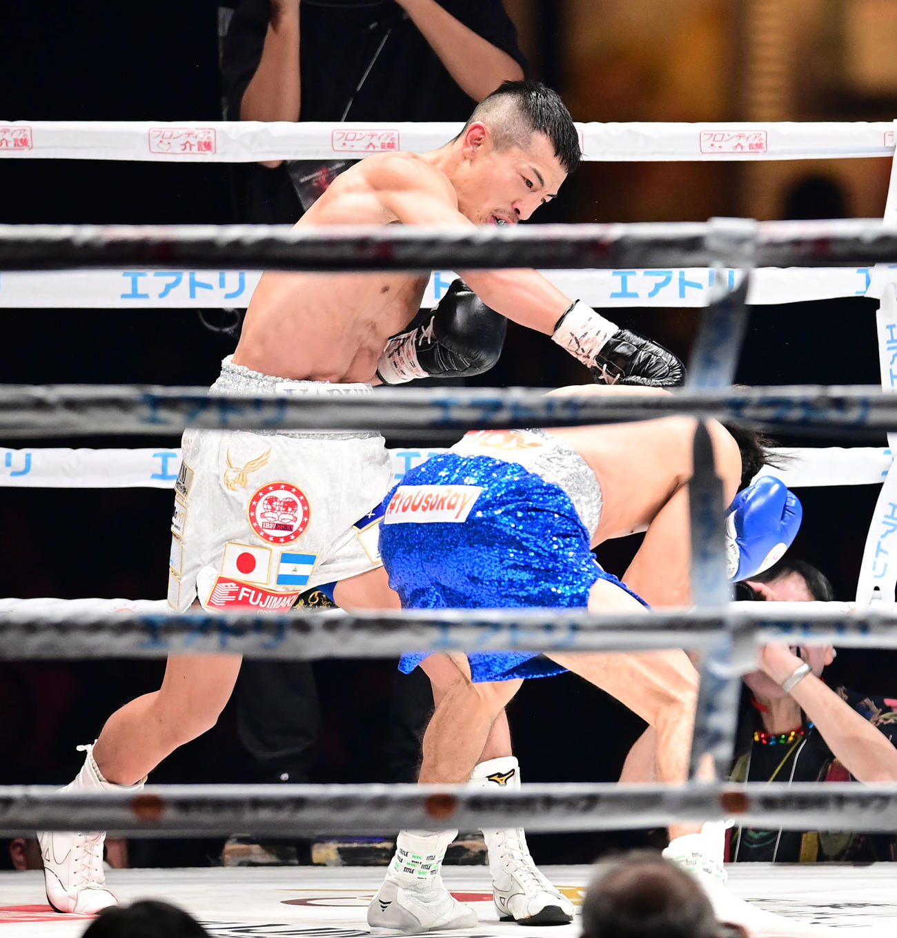 2回、矢吹（左）はアルバラードにパンチを放つ（撮影・森本幸一）