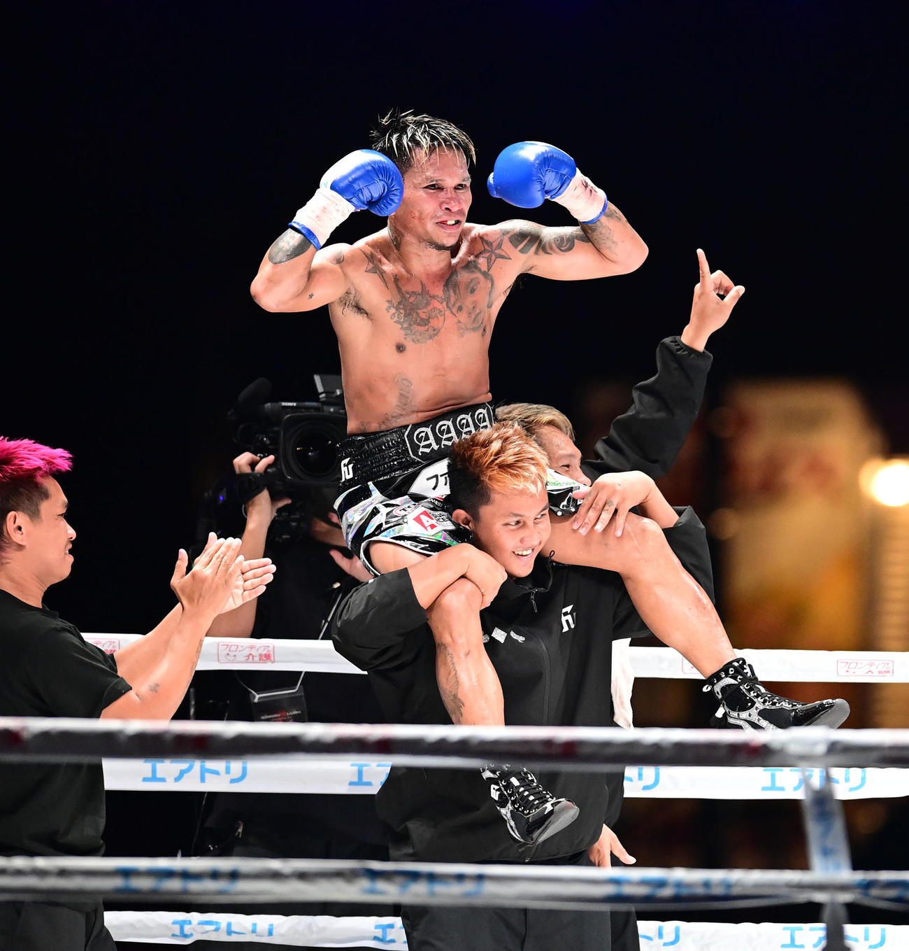 5回、カシメロは溝越にKO勝利し喜ぶ（撮影・森本幸一）