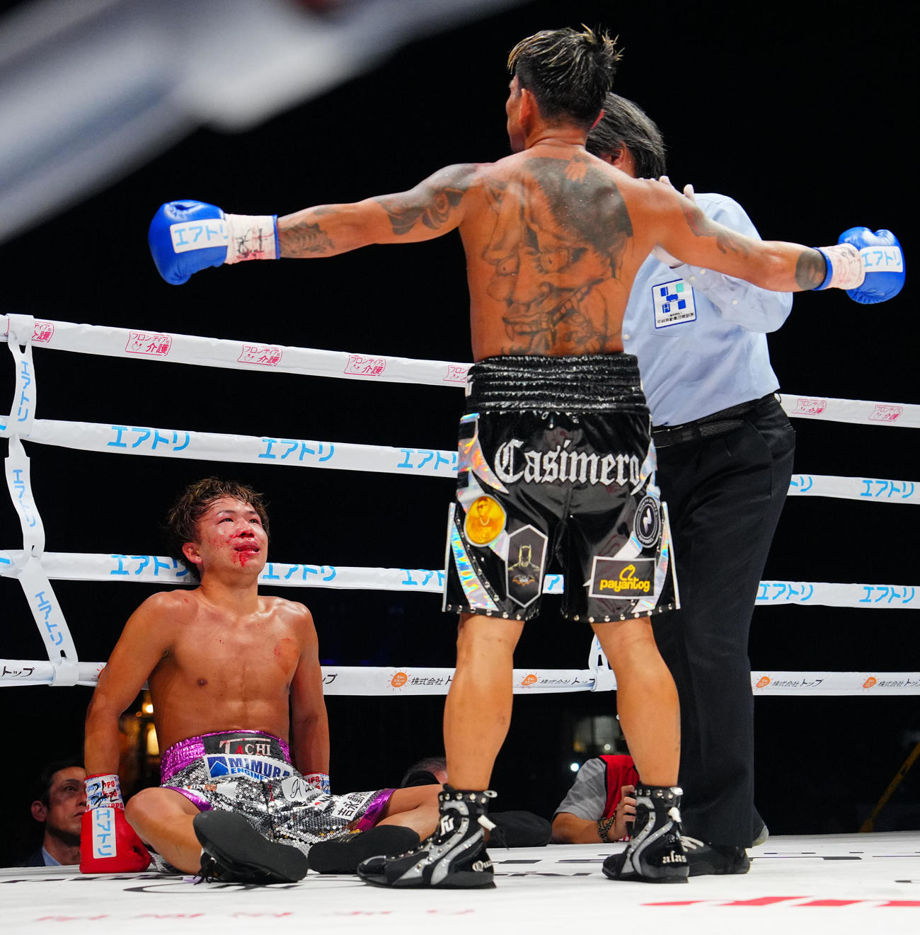 5回、カシメロ（右）にダウンを奪われる溝越（右）（撮影・垰建太）