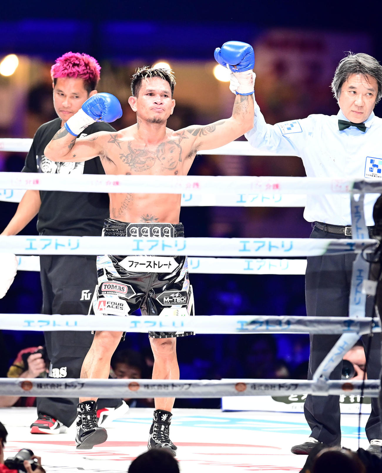 5回、カシメロは溝越にKO勝利し喜ぶ（撮影・森本幸一）