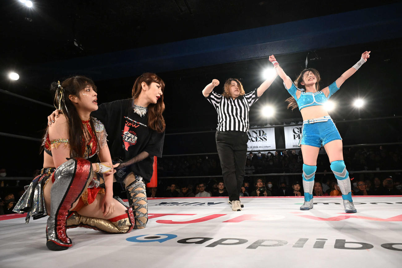 勝利した風城ハル（右端）と敗れた上原わかな（左端）左から2人目は上原のセコンド上福ゆき（C）東京女子プロレス