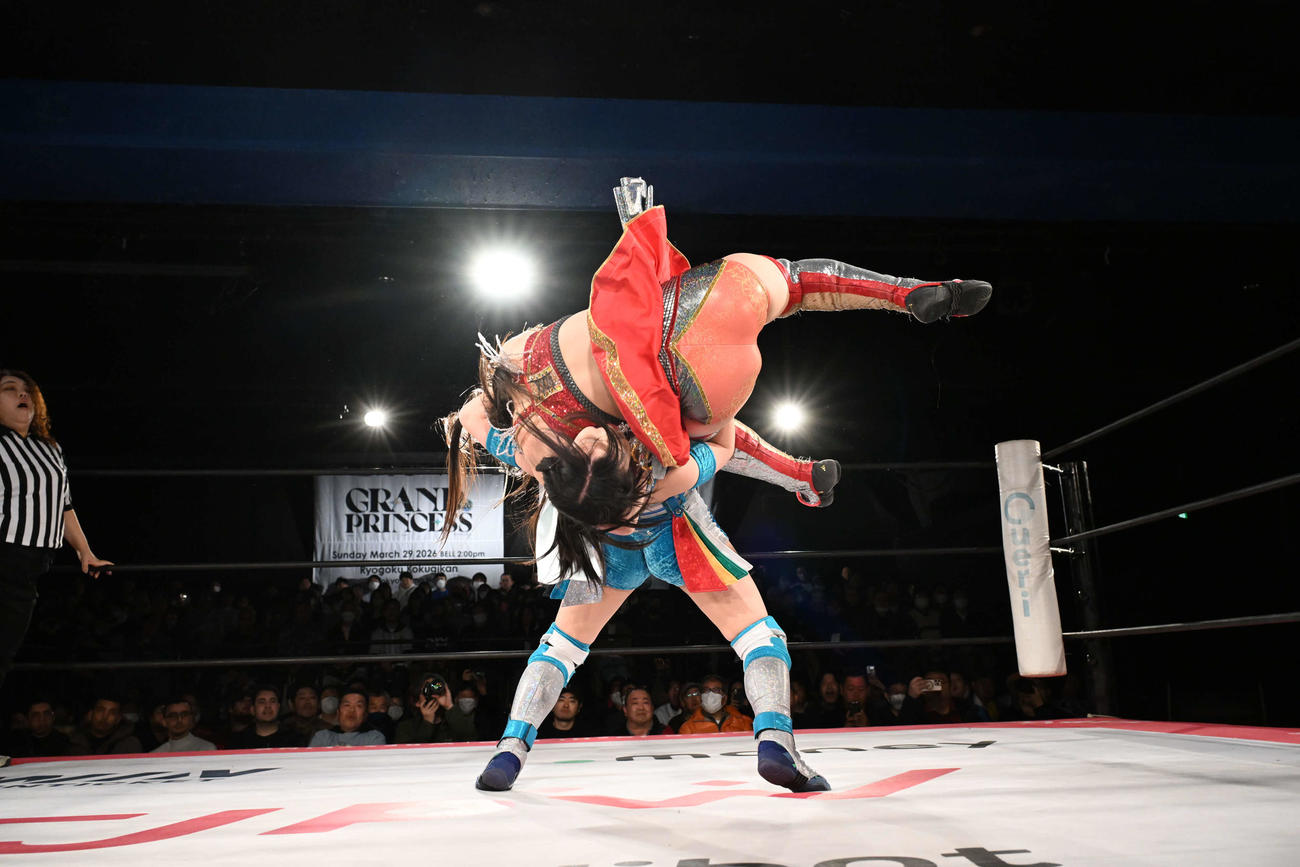 フィッシャーマンズ・スープレックスホールドで上原わかなを投げる風城ハル（下）（C）東京女子プロレス