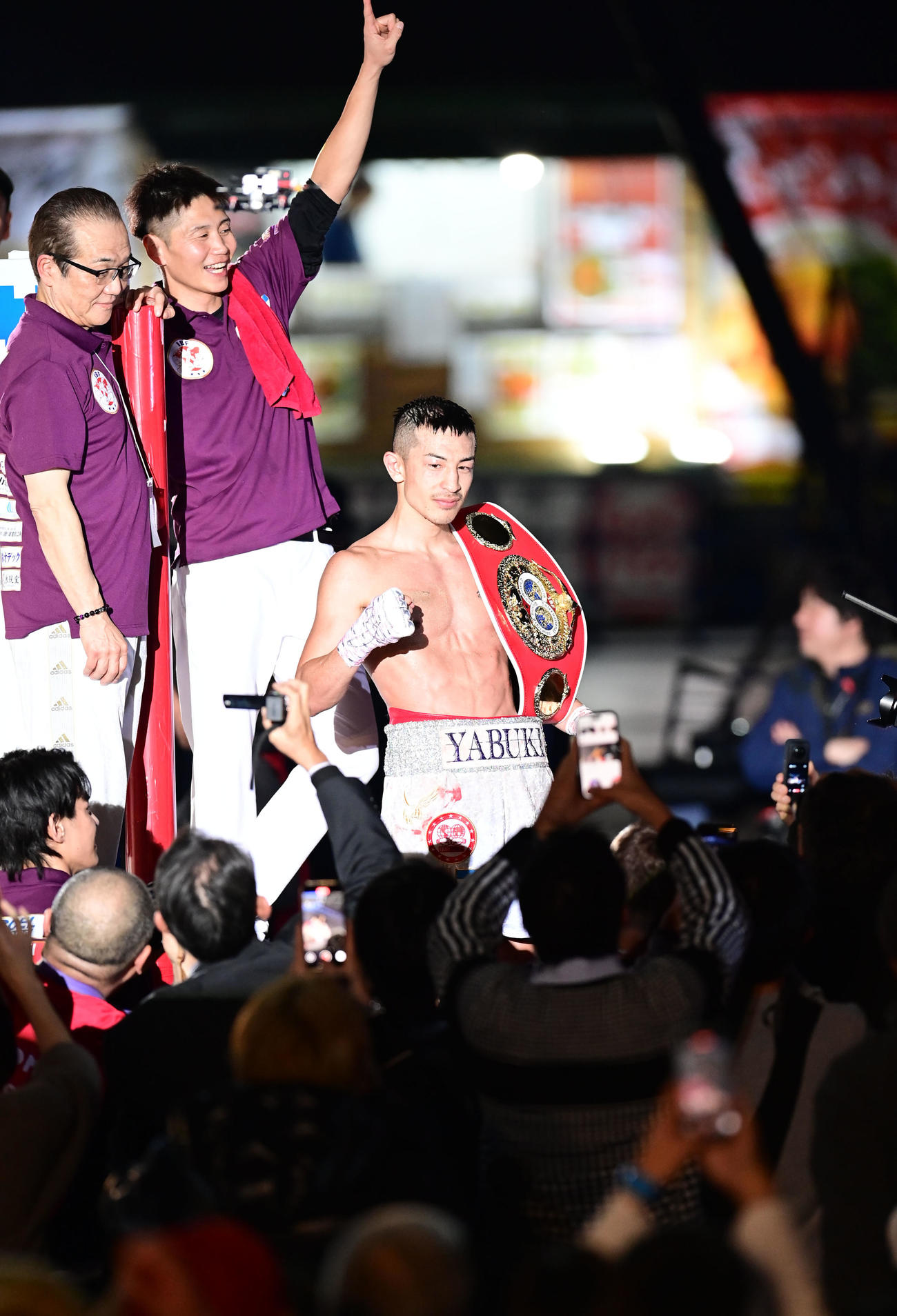 アルバラードに勝利しベルトを肩にかけ観客からの祝福を受ける矢吹（撮影・森本幸一）