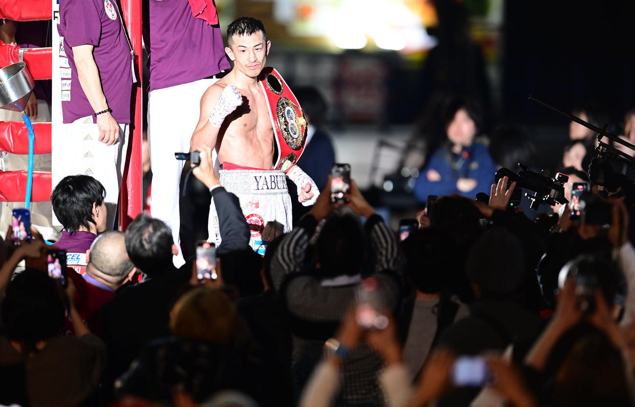 アルバラードに勝利しベルトを肩にかけ観客からの祝福を受ける矢吹（撮影・森本幸一）