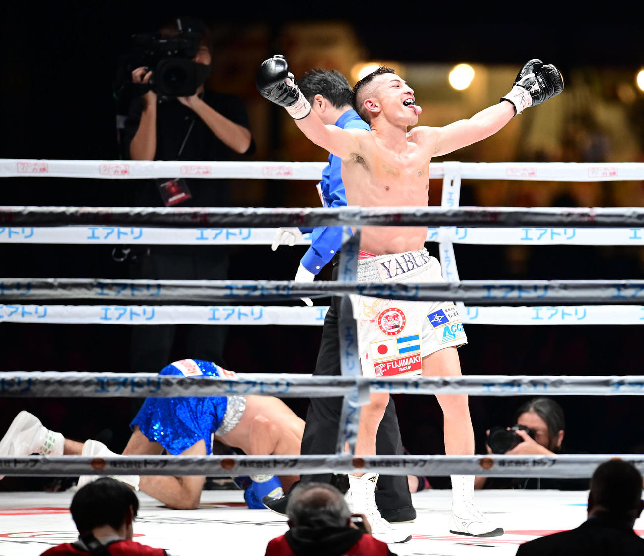 11回、矢吹（右）はアルバラードからダウンを奪う（撮影・森本幸一）