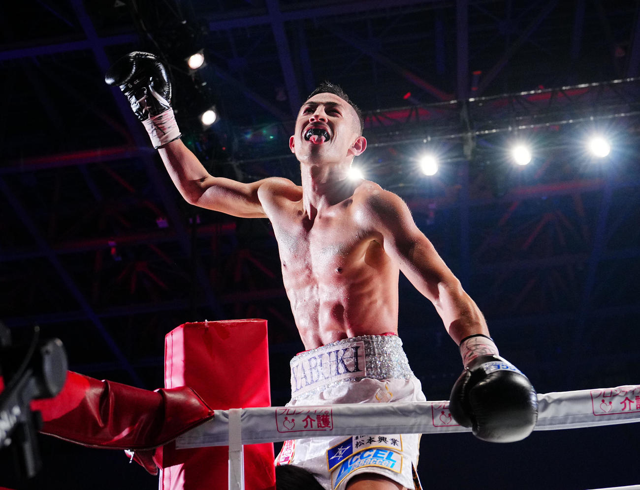 初防衛に成功し喜ぶ矢吹（撮影・垰建太）