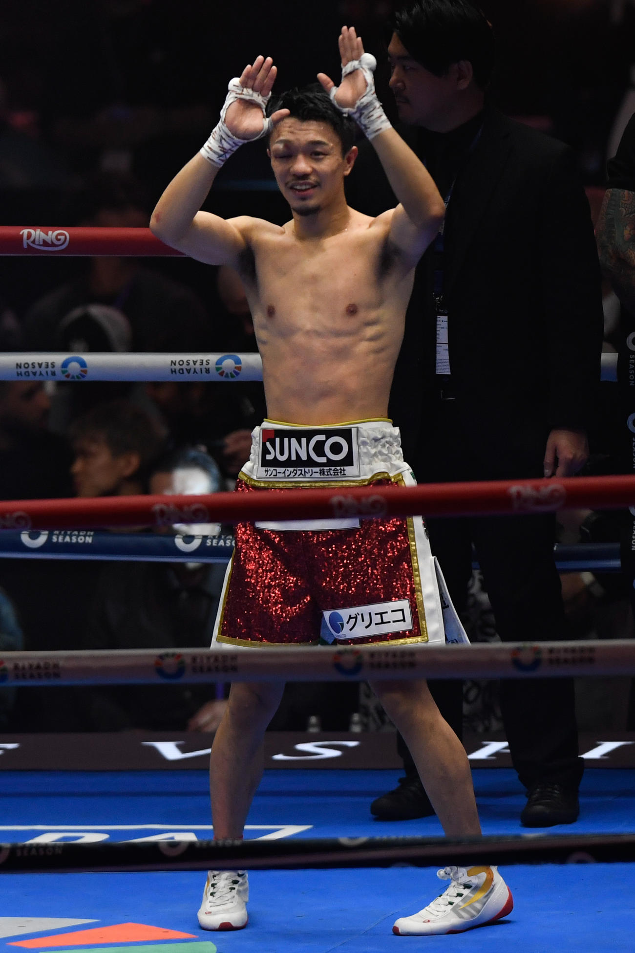 勝利しポーズを取る中谷潤人（AP）