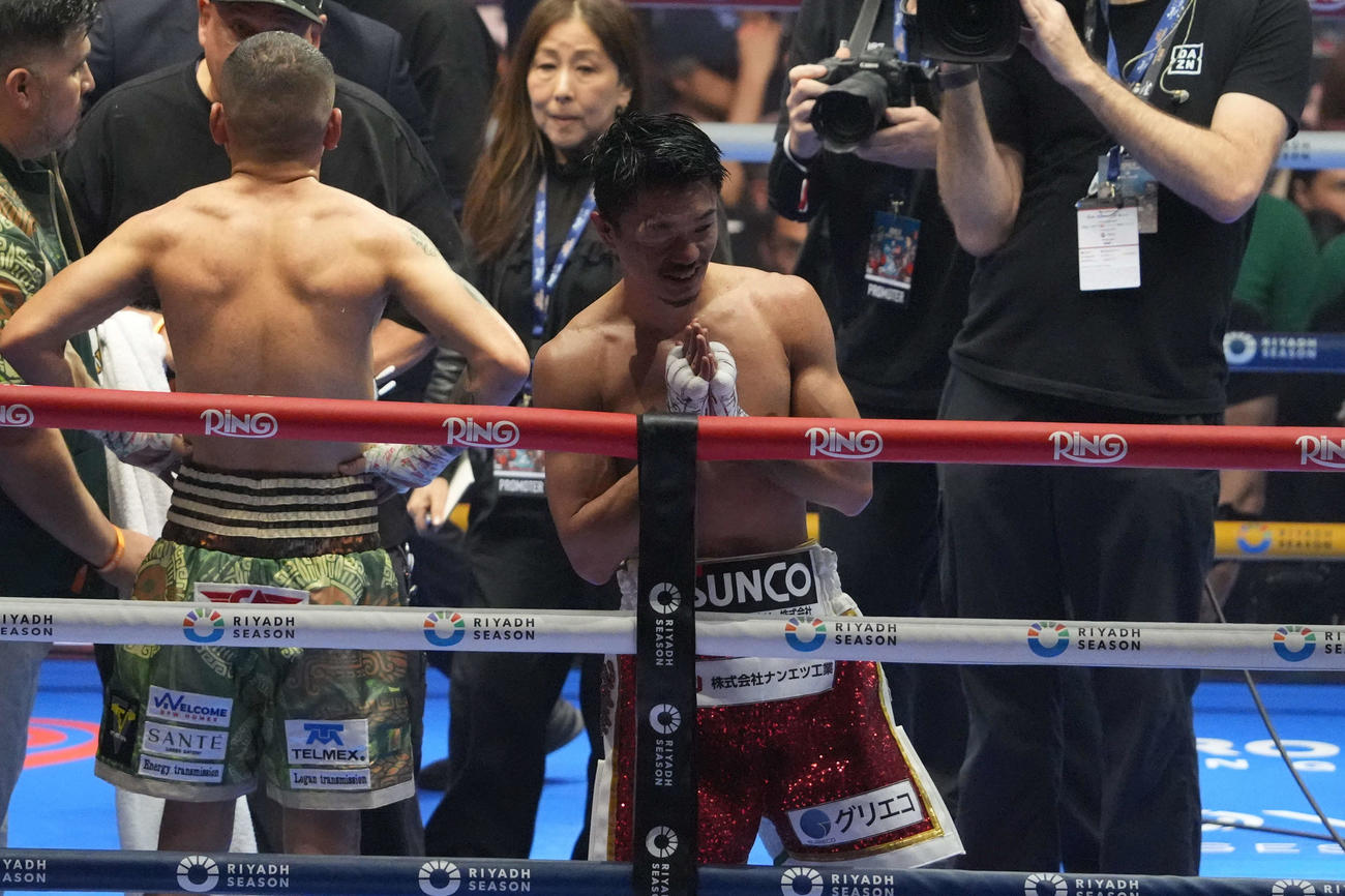 中谷潤人対セバスチャン・エルナンデス　判定勝ちし手を合わせる中谷（撮影・パオロ・ヌッチ）