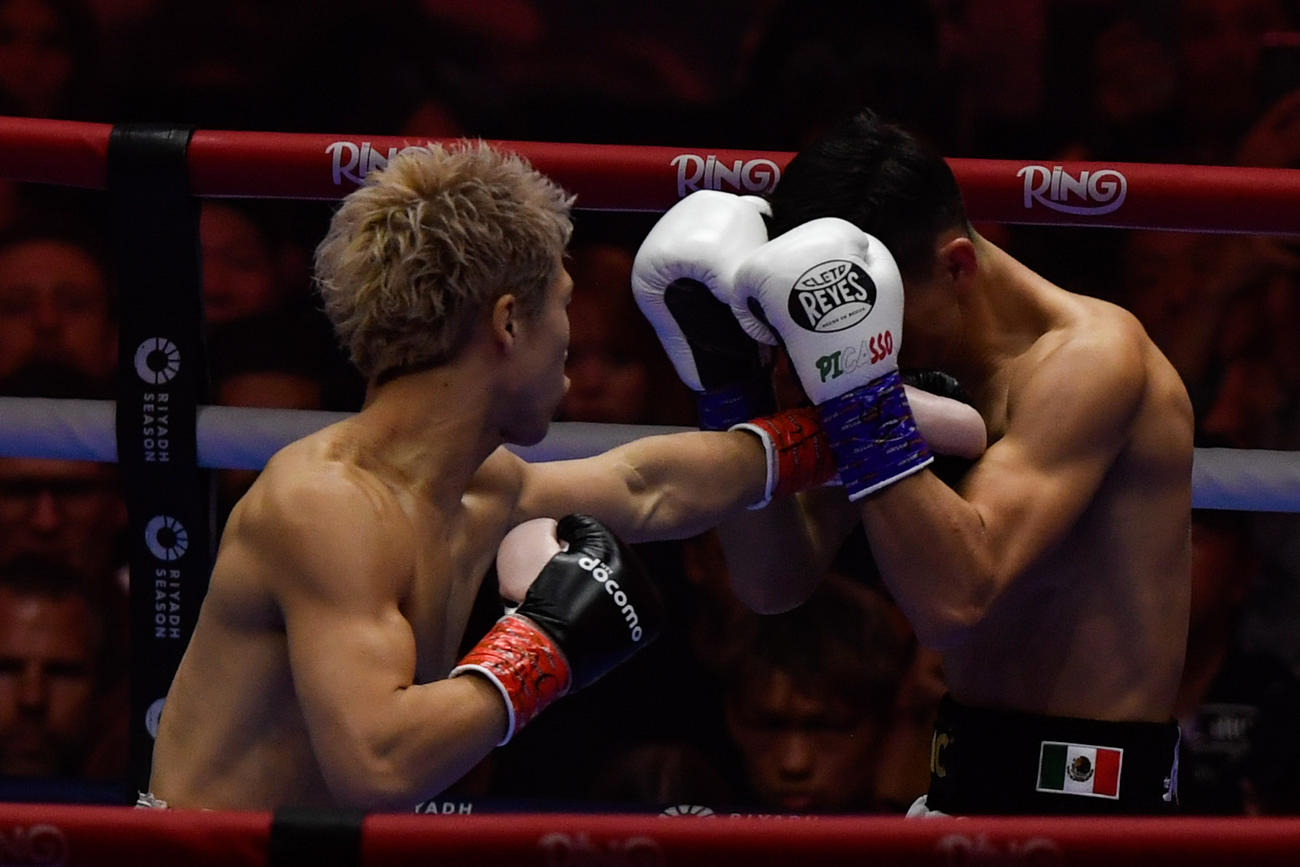井上尚弥（左）のパンチはピカソにガードされる(AP)
