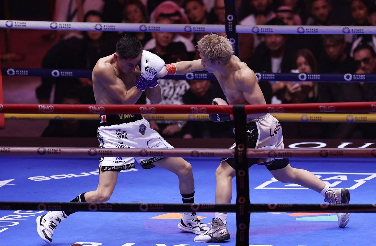 ピカソ（左）にパンチを放つ井上尚弥(ロイター)