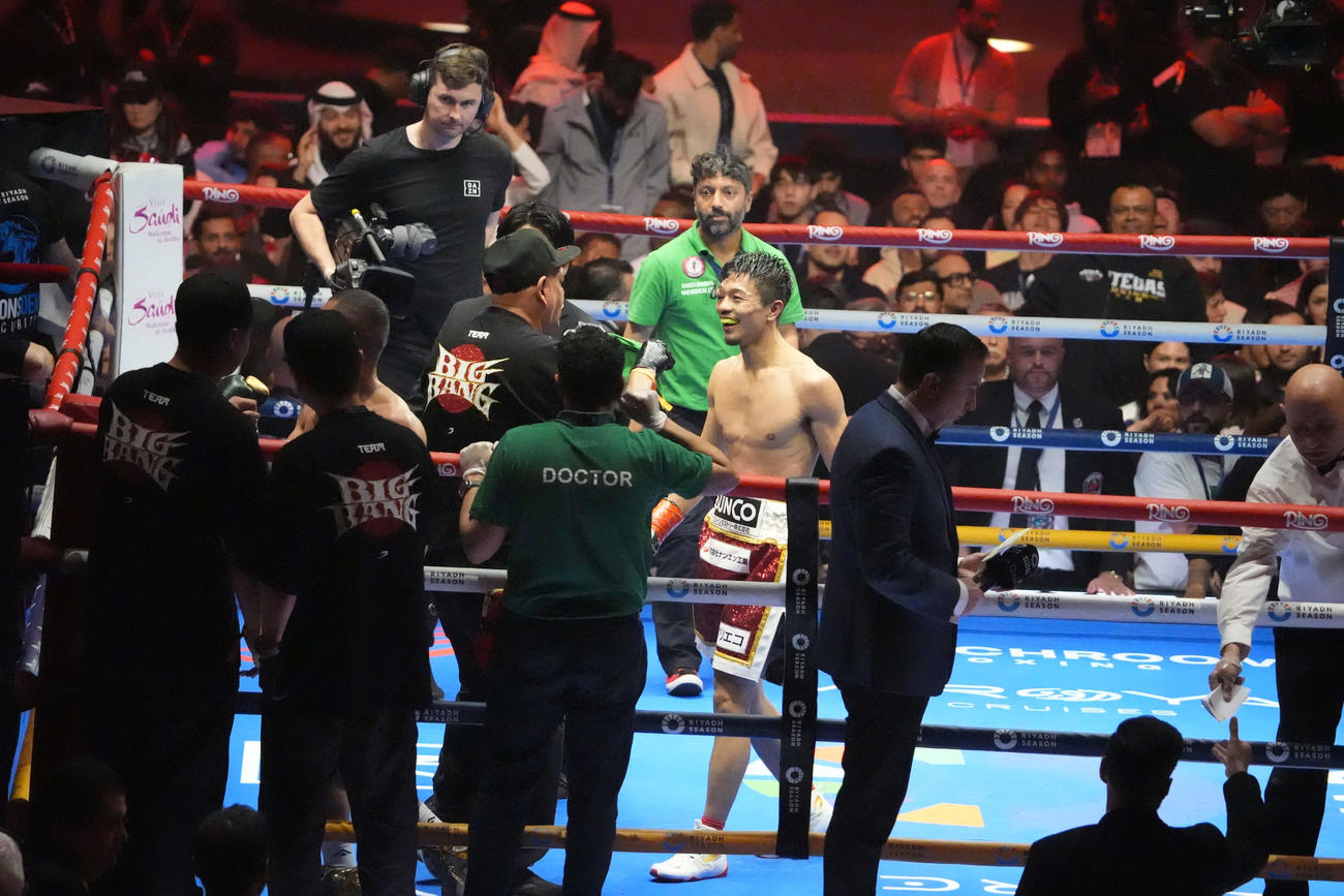 中谷潤人対セバスチャン・エルナンデス　判定勝ちし笑顔の中谷（撮影・パオロ・ヌッチ）