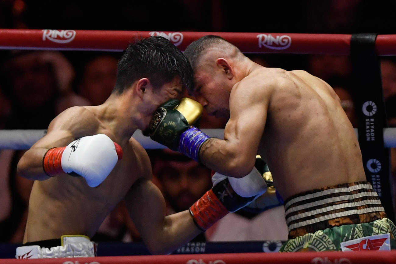 中谷潤人（左）にセバスティアン・エルナンデスのパンチがヒット（AP）