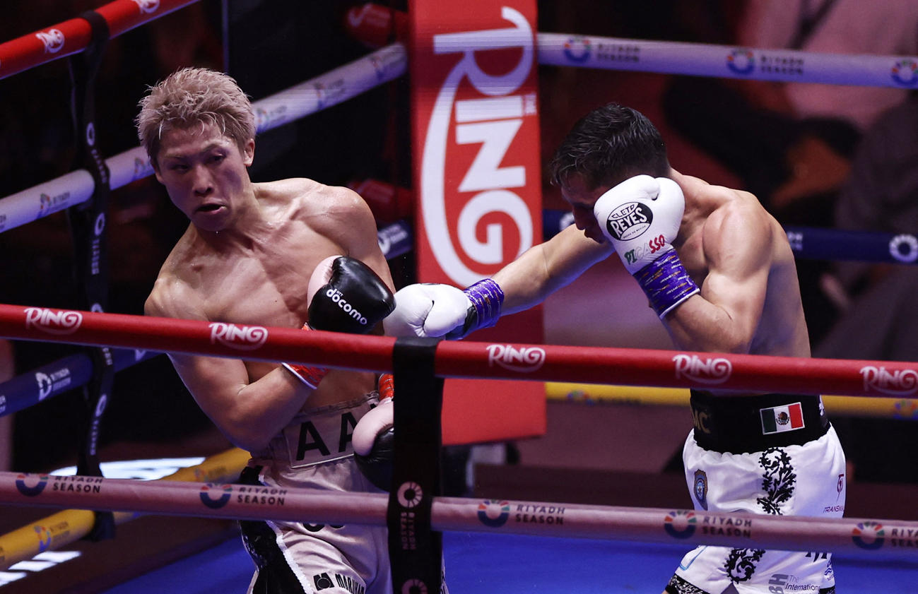 ピカソ（右）のパンチをかわす井上尚弥(ロイター)