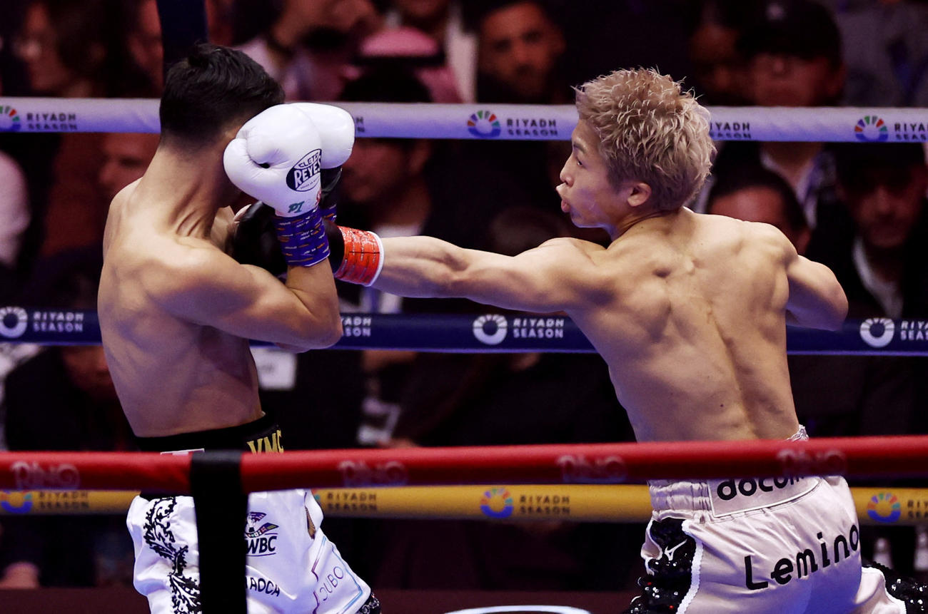 ピカソ（左）にパンチを放つ井上尚弥(ロイター)