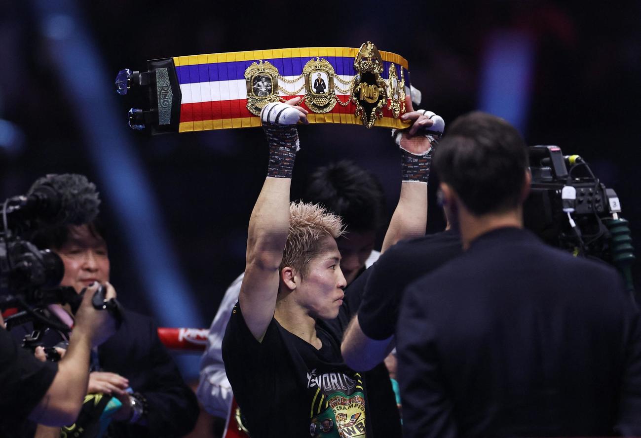 チャンピオンベルトを掲げる井上尚弥(ロイター)