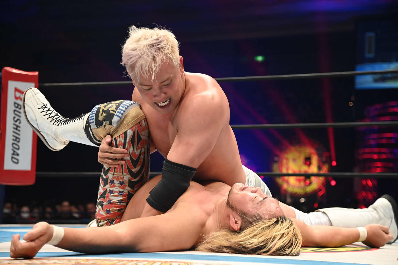 棚橋弘至にレインメーカーを決め、抑え込むオカダ・カズチカ（24年2月）