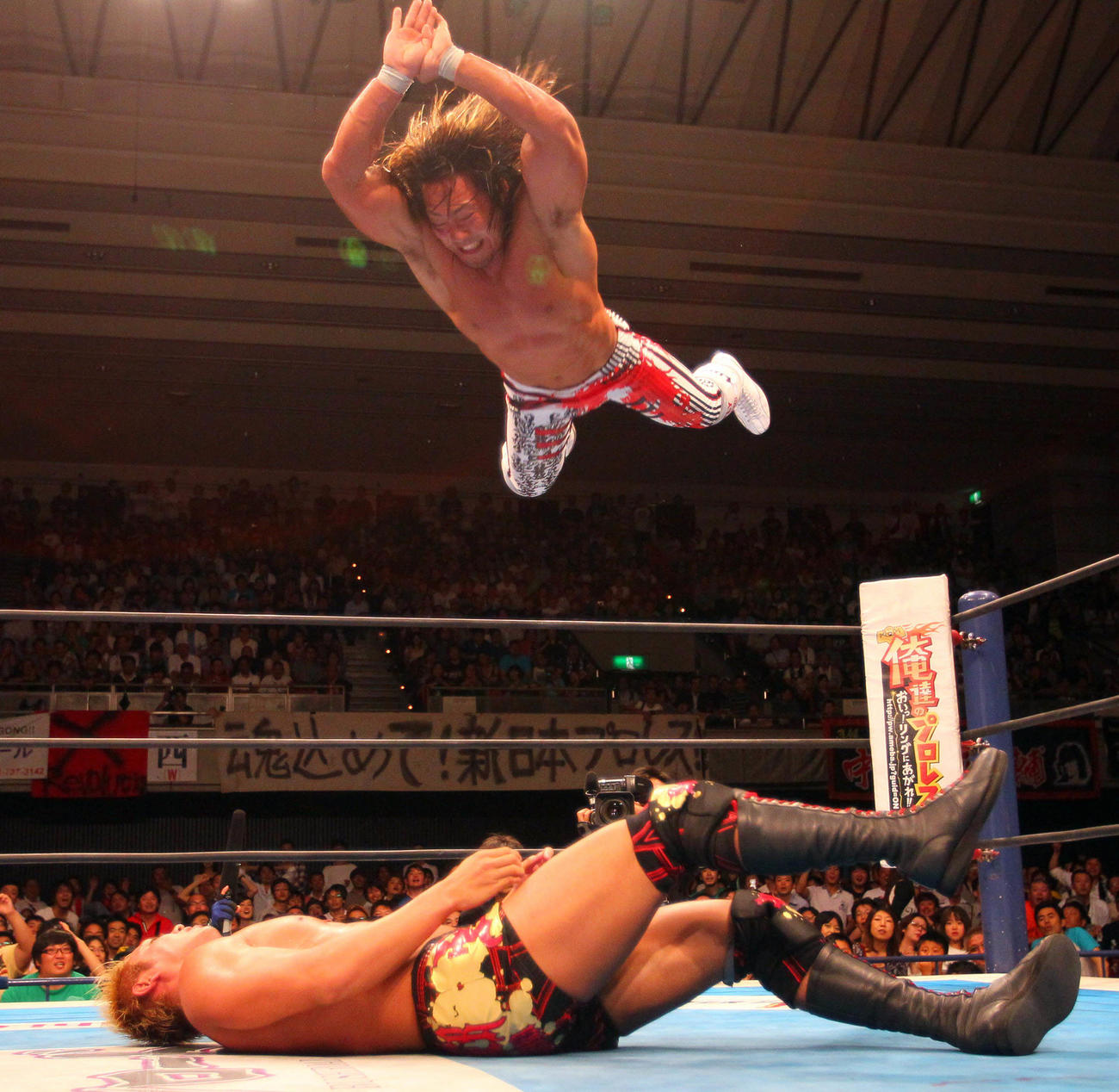 12年6月、棚橋はハイフライフローから片エビ固めでオカダ・カズチカを下す