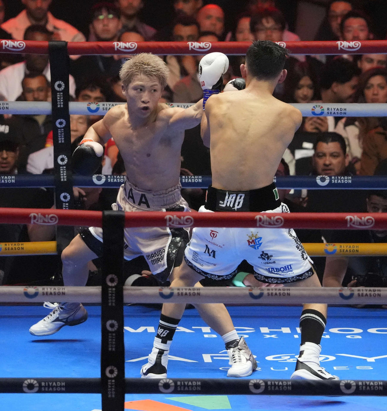 井上尚弥対アラン・ピカソ　10回、ピカソ（右）を攻める井上（撮影・パオロ・ヌッチ）
