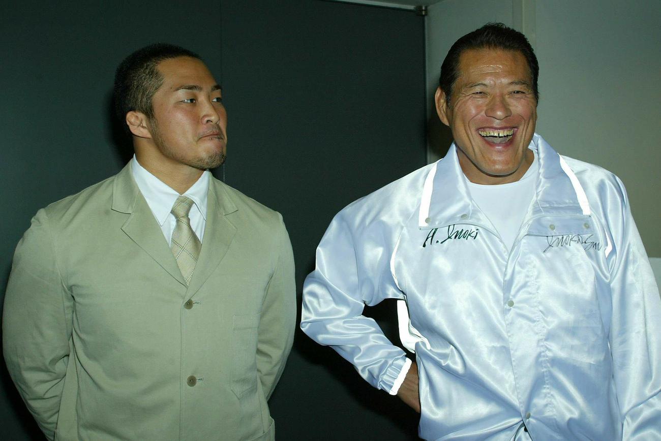 棚橋弘至（左）はアントニオ猪木の話を厳しい表情で聞いた（02年12月撮影）