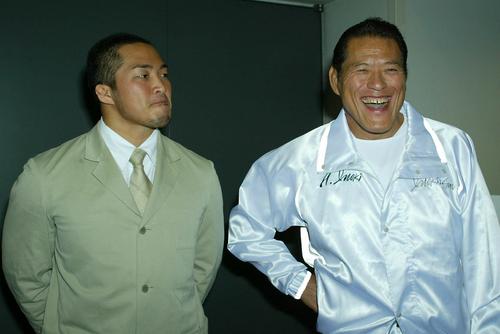 棚橋弘至（左）はアントニオ猪木の話を厳しい表情で聞いた（02年12月撮影）