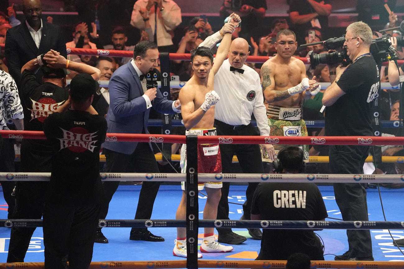 中谷潤人対セバスチャン・エルナンデス　判定勝ちし手を上げる中谷（撮影・パオロ・ヌッチ）