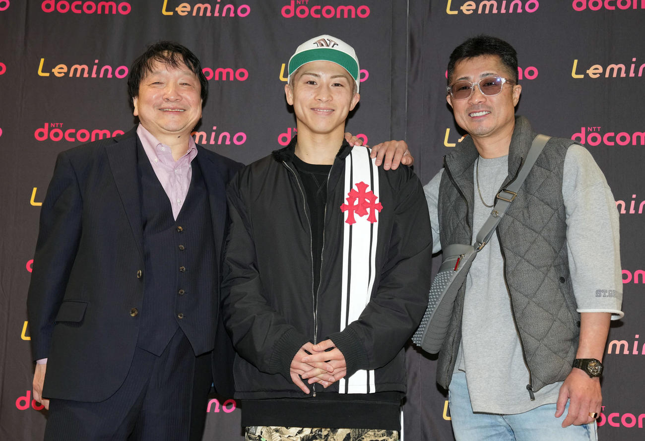 会見で笑顔を見せる井上尚弥（中央）。左から大橋秀行会長、1人おいて父の真吾トレーナー（撮影・たえ見朱実）