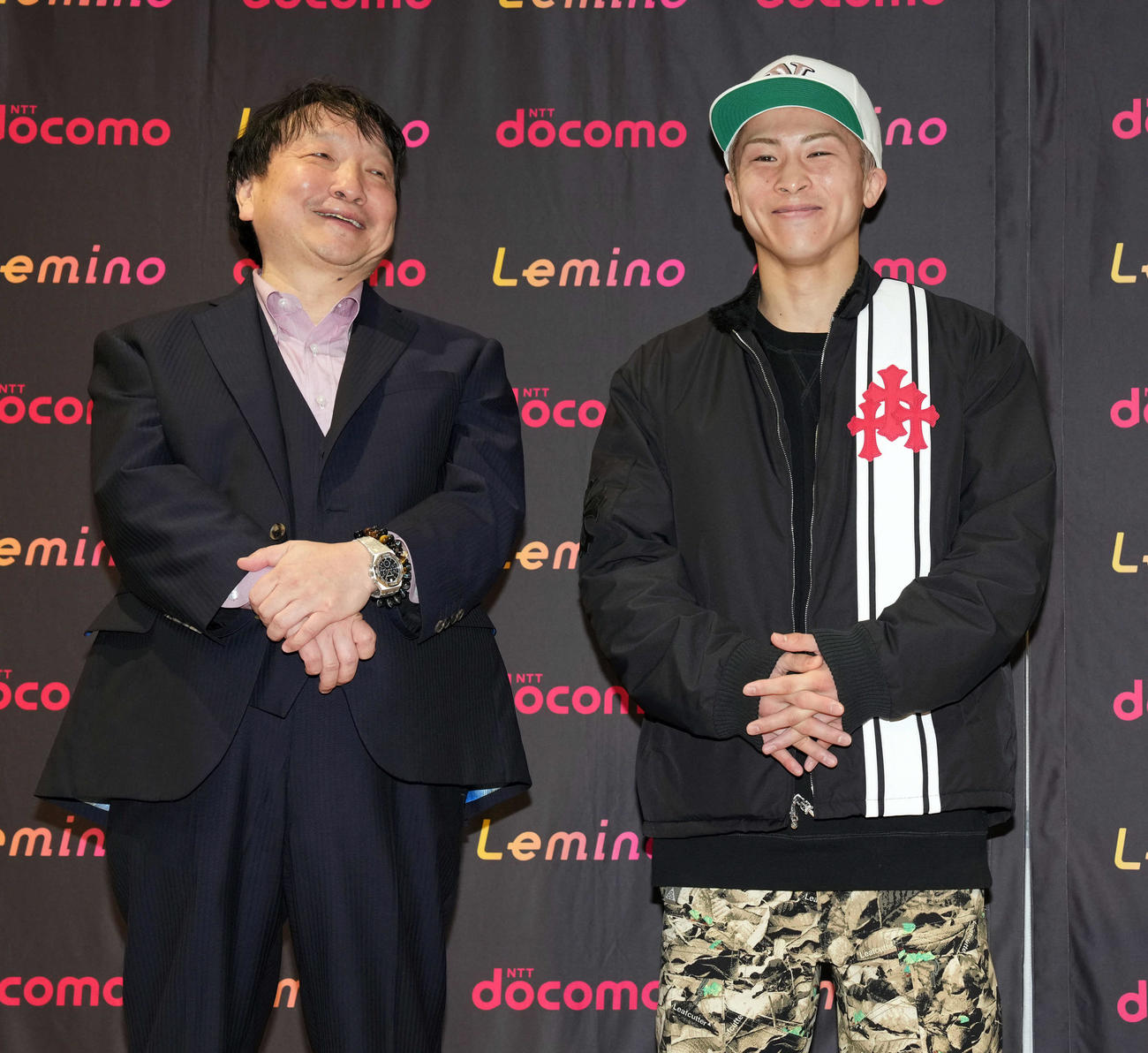 サウジアラビアから帰国し心境を語る井上尚。左は大橋会長（撮影・たえ見朱実）