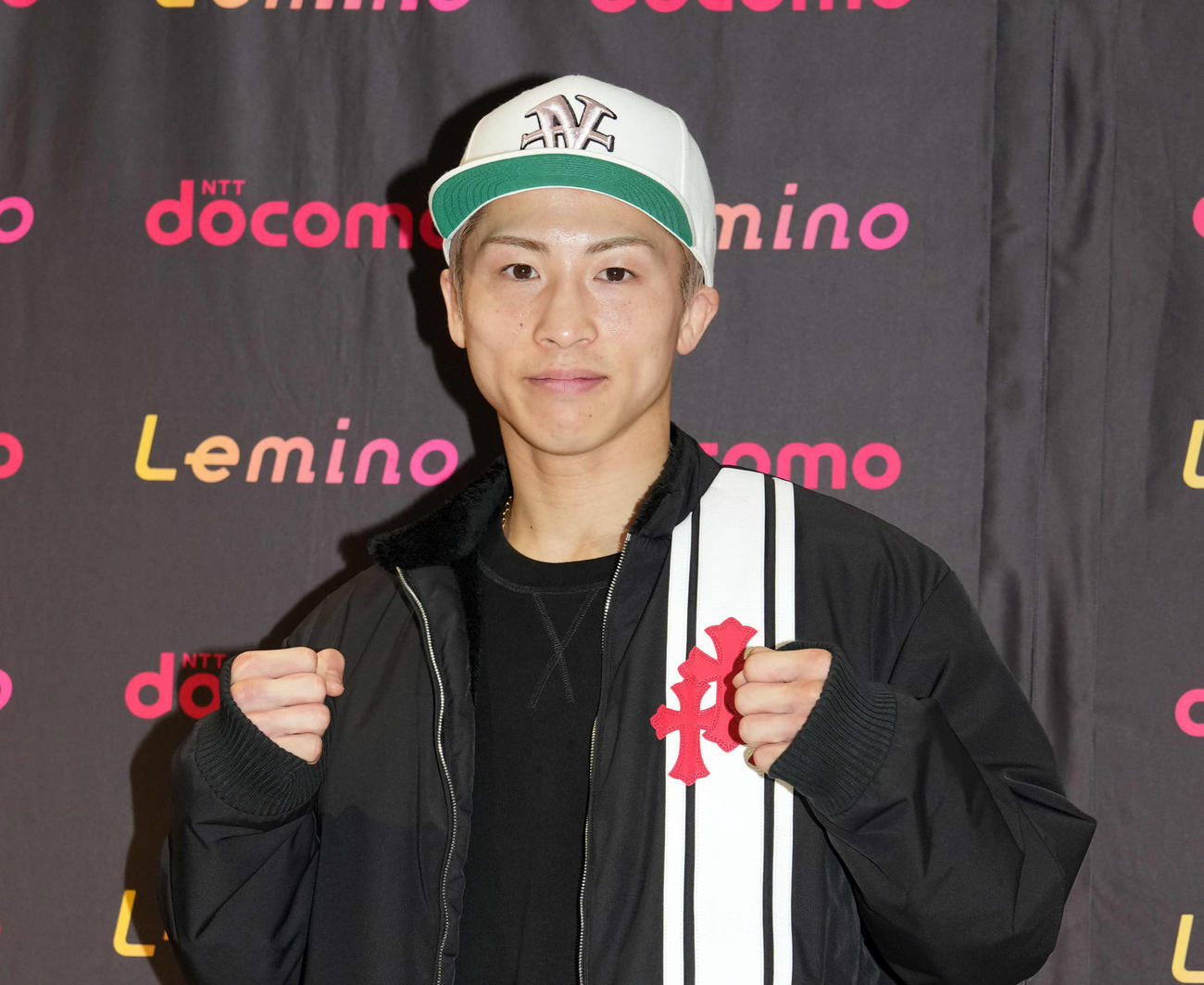 一明け会見でポーズを決める井上尚（撮影・たえ見朱実）