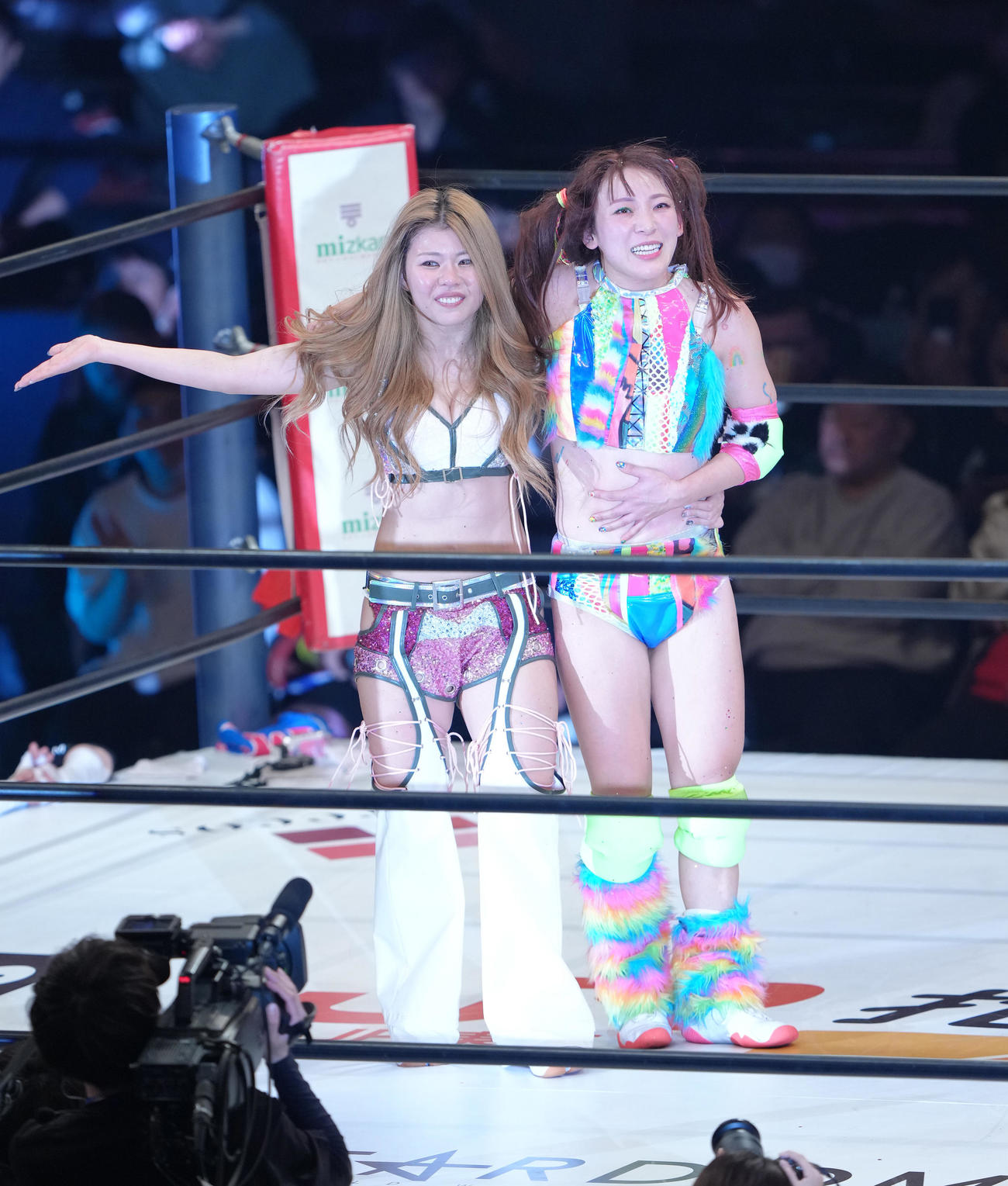 フワちゃん再デビュー戦　試合を終え、観客の声援に応えるフワちゃん（右）と葉月（撮影・足立雅史）