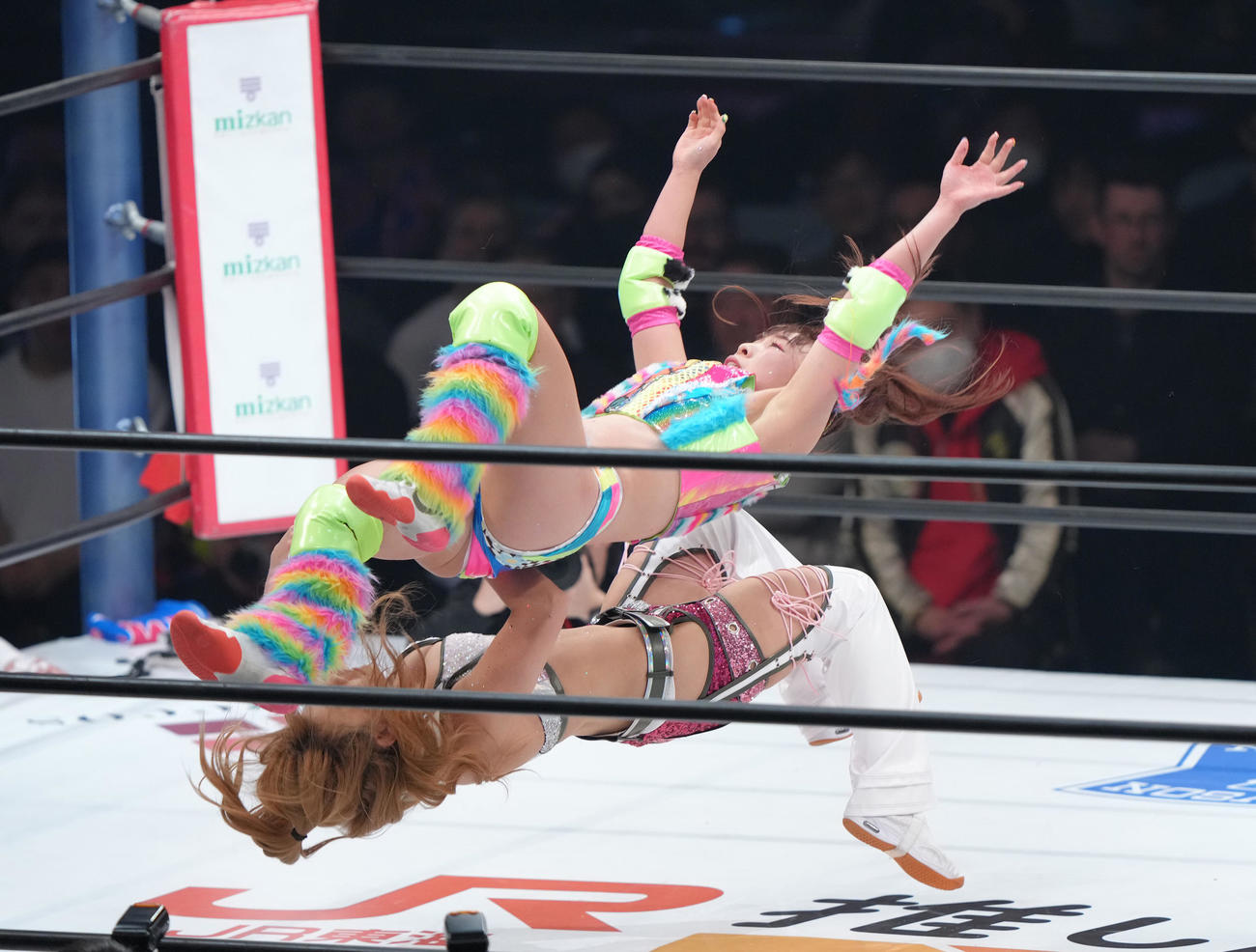 フワちゃん再デビュー戦　フワちゃん（上）は高さのある蹴りを葉月に見舞う（撮影・足立雅史）