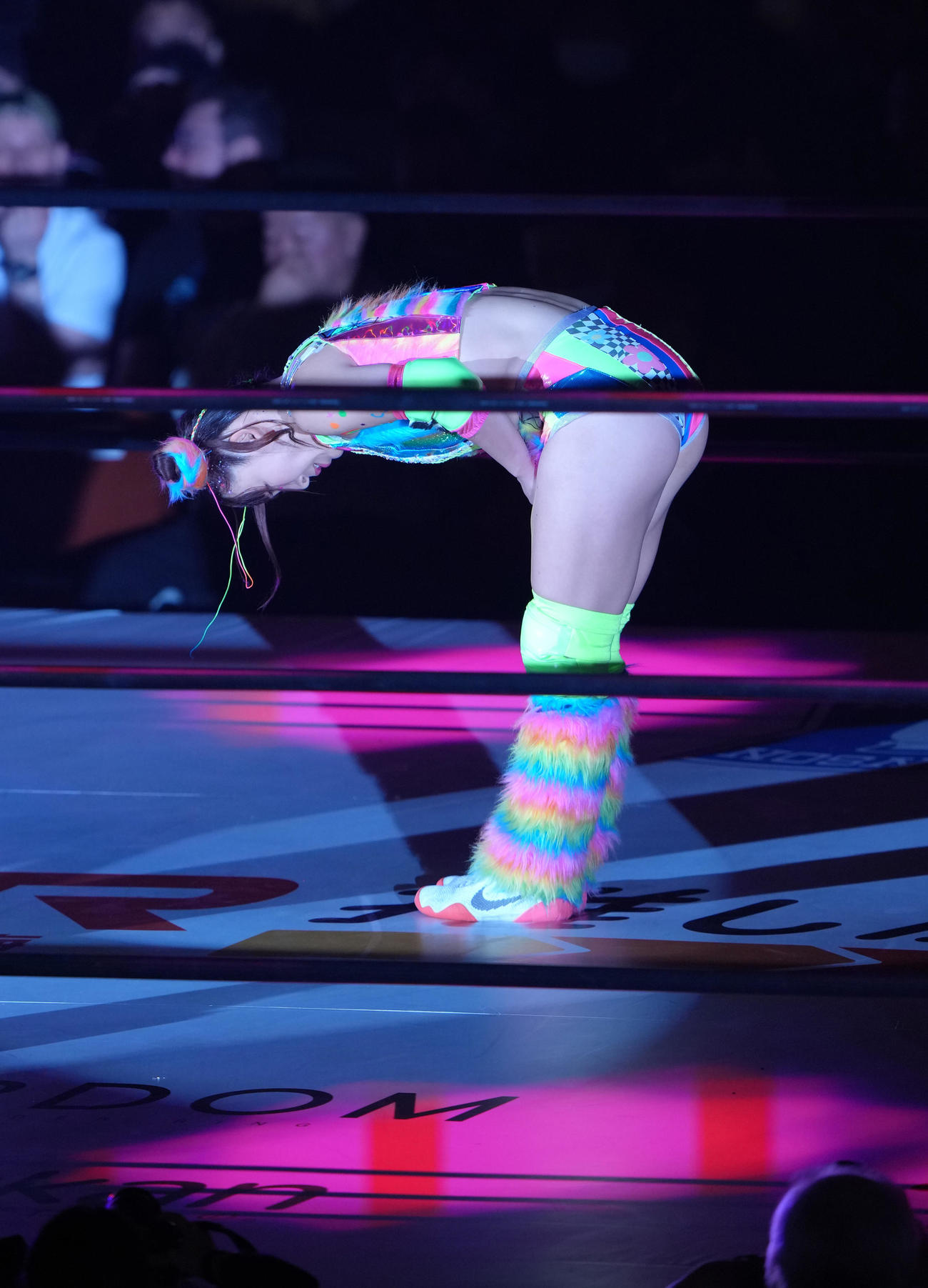 フワちゃん再デビュー戦　リングに登場し、お辞儀するフワちゃん（撮影・足立雅史）