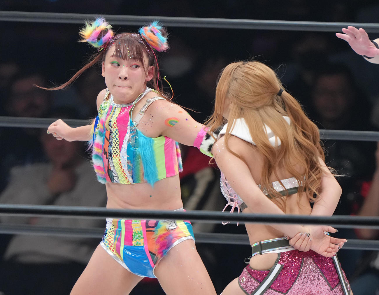 フワちゃん再デビュー戦　フワちゃん（左）は葉月を攻める（撮影・足立雅史）