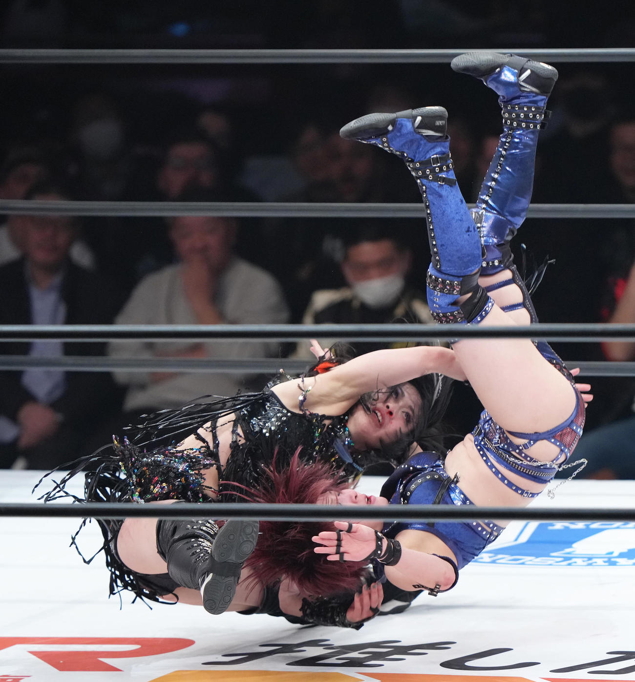 ワールド・オブ・スターダム選手権試合　安納（右）を激しく攻める上谷（撮影・足立雅史）