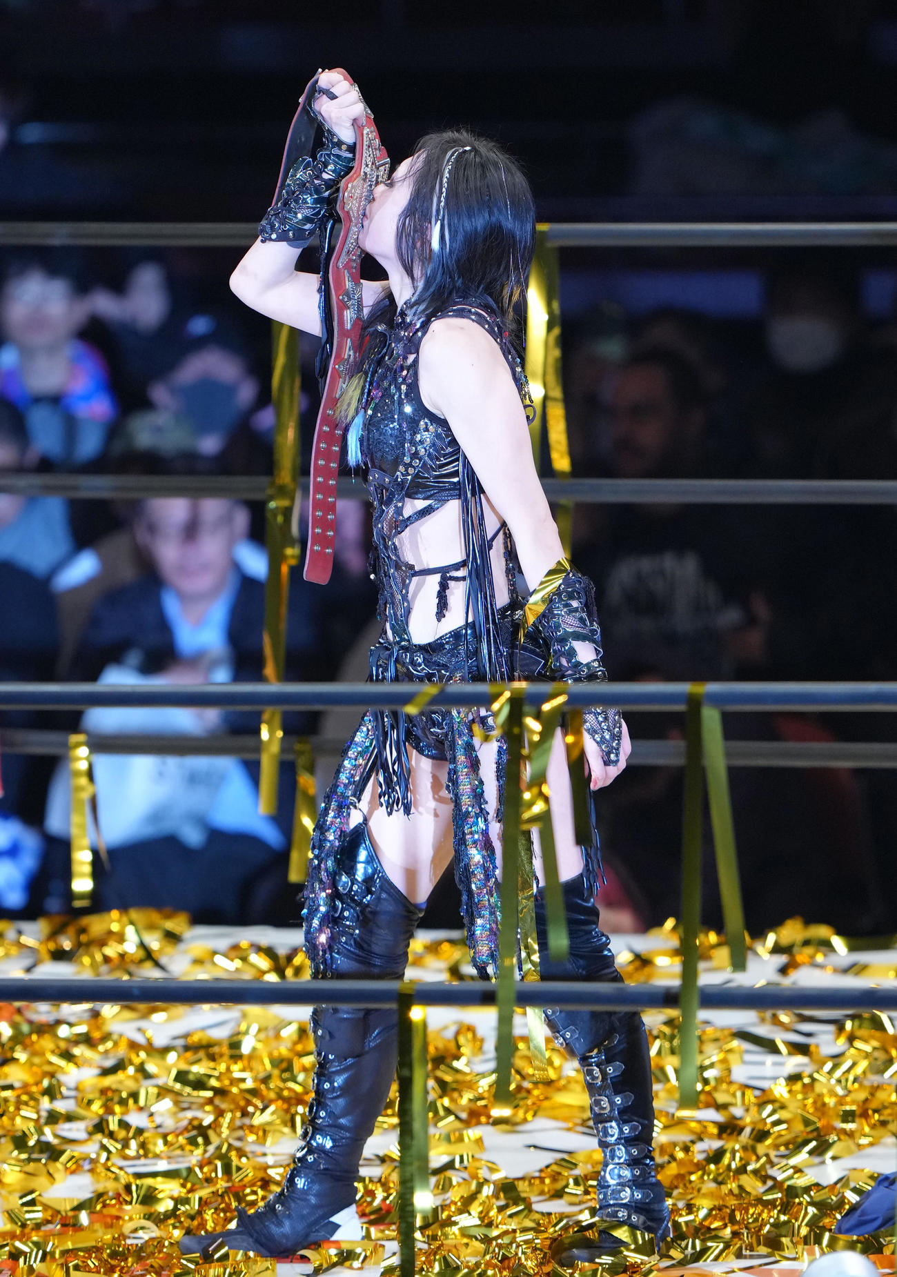 ワールド・オブ・スターダム選手権試合　安納に勝利し、ベルトにキスする上谷（撮影・足立雅史）
