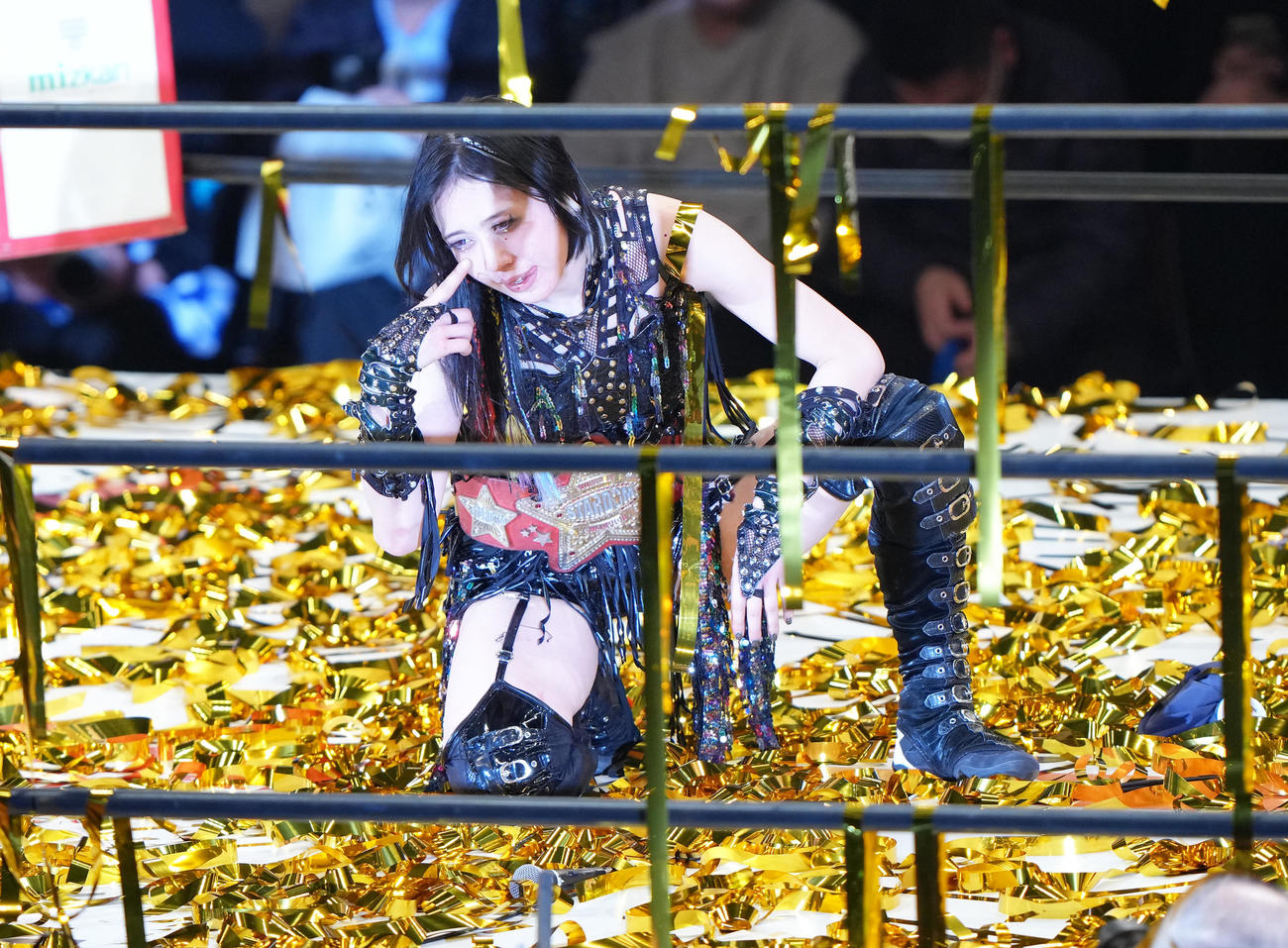 ワールド・オブ・スターダム選手権試合　安納に勝利しポーズを決める上谷（撮影・足立雅史）