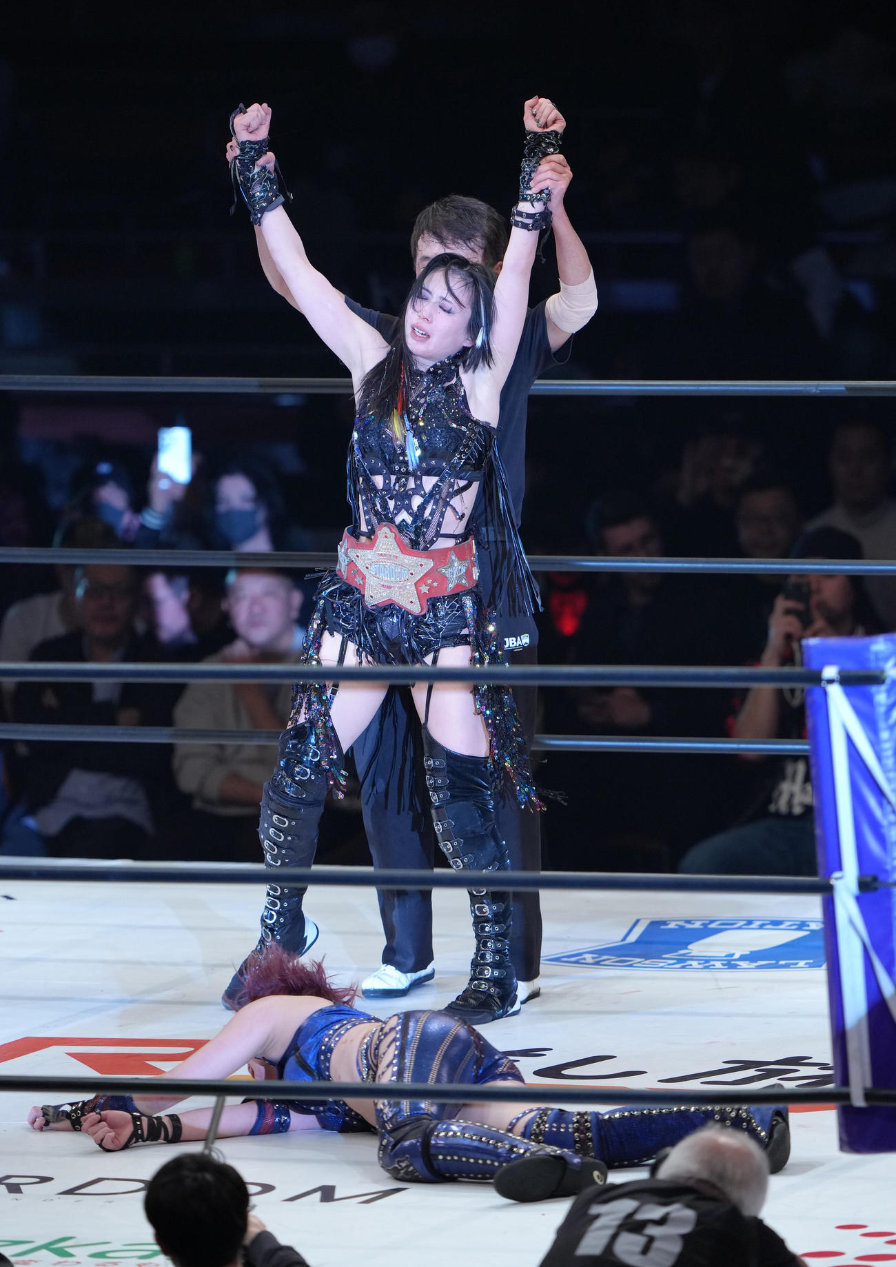 ワールド・オブ・スターダム選手権試合　安納（下）に勝利した上谷（撮影・足立雅史）