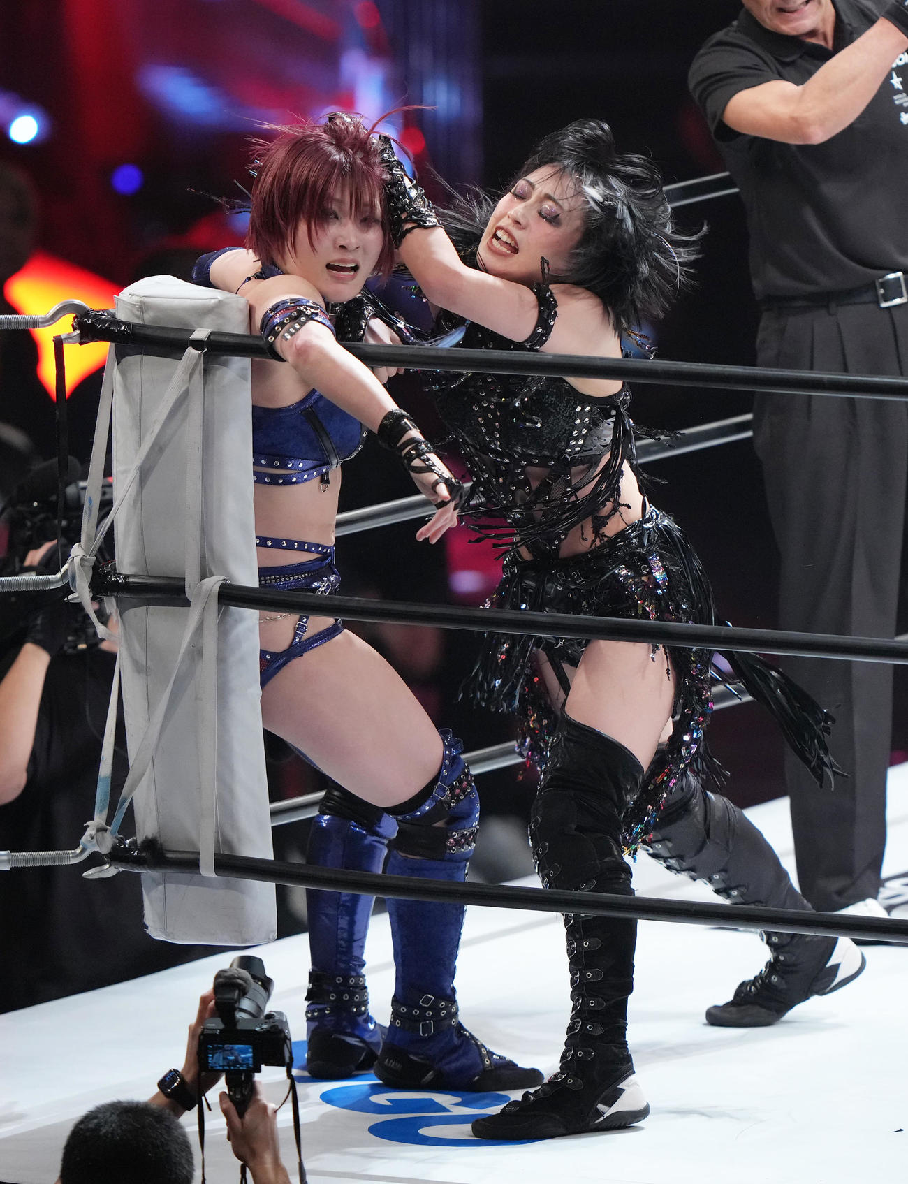 ワールド・オブ・スターダム選手権試合　安納（左）を激しく攻める上谷（撮影・足立雅史）