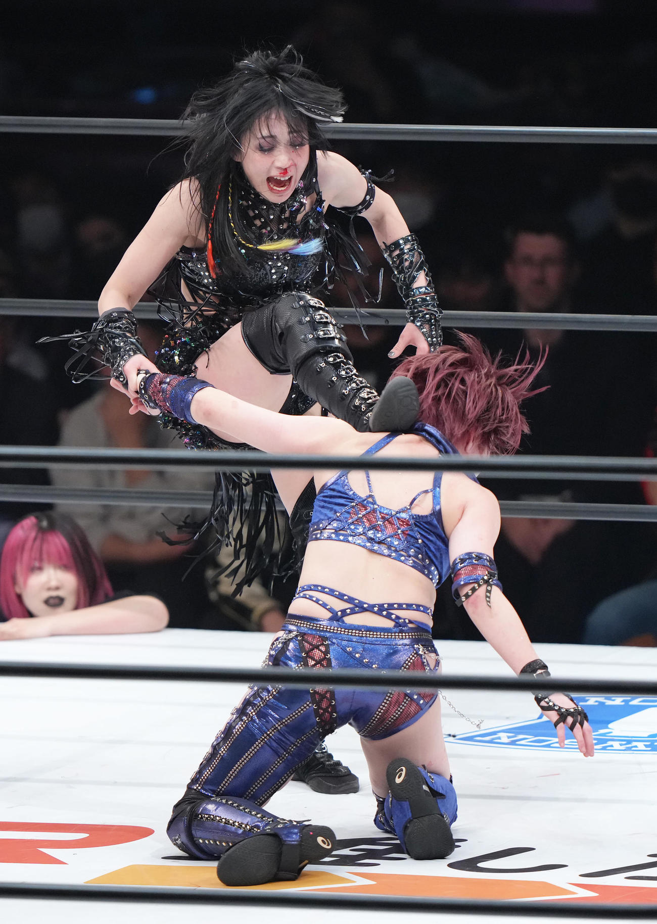 ワールド・オブ・スターダム選手権試合　安納（右）を激しく攻める上谷（撮影・足立雅史）