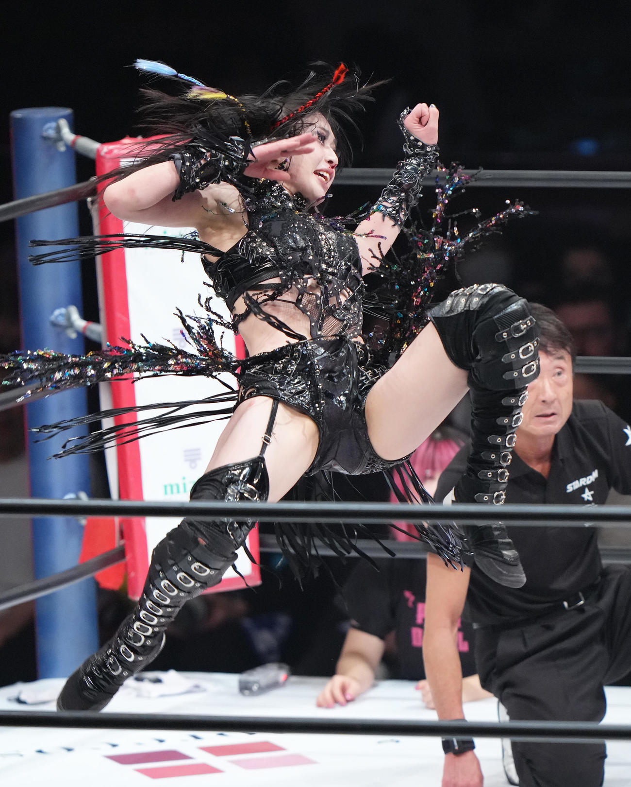 ワールド・オブ・スターダム選手権試合　安納に跳び蹴りを見舞う上谷（撮影・足立雅史）