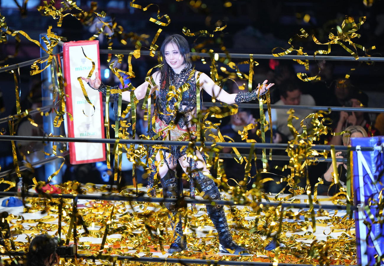 ワールド・オブ・スターダム選手権試合　安納に勝利しポーズを決める上谷（撮影・足立雅史）