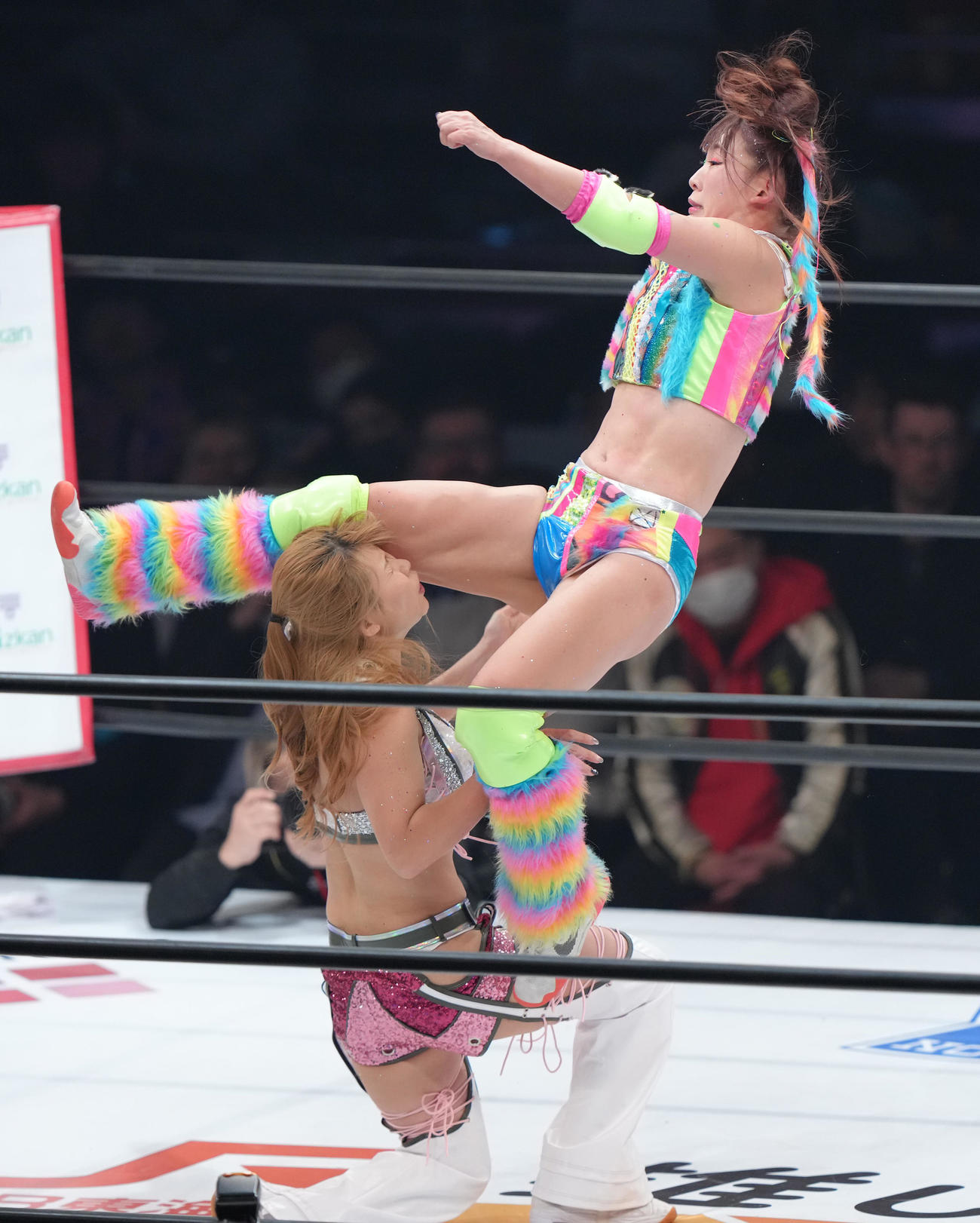 フワちゃん再デビュー戦　フワちゃん（上）は高さのある蹴りを葉月に見舞う（撮影・足立雅史）