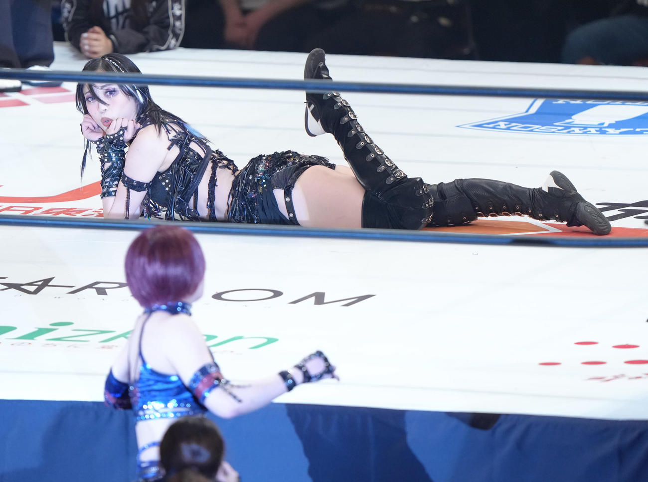 ワールド・オブ・スターダム選手権試合　安納（手前）を挑発する上谷（撮影・足立雅史）