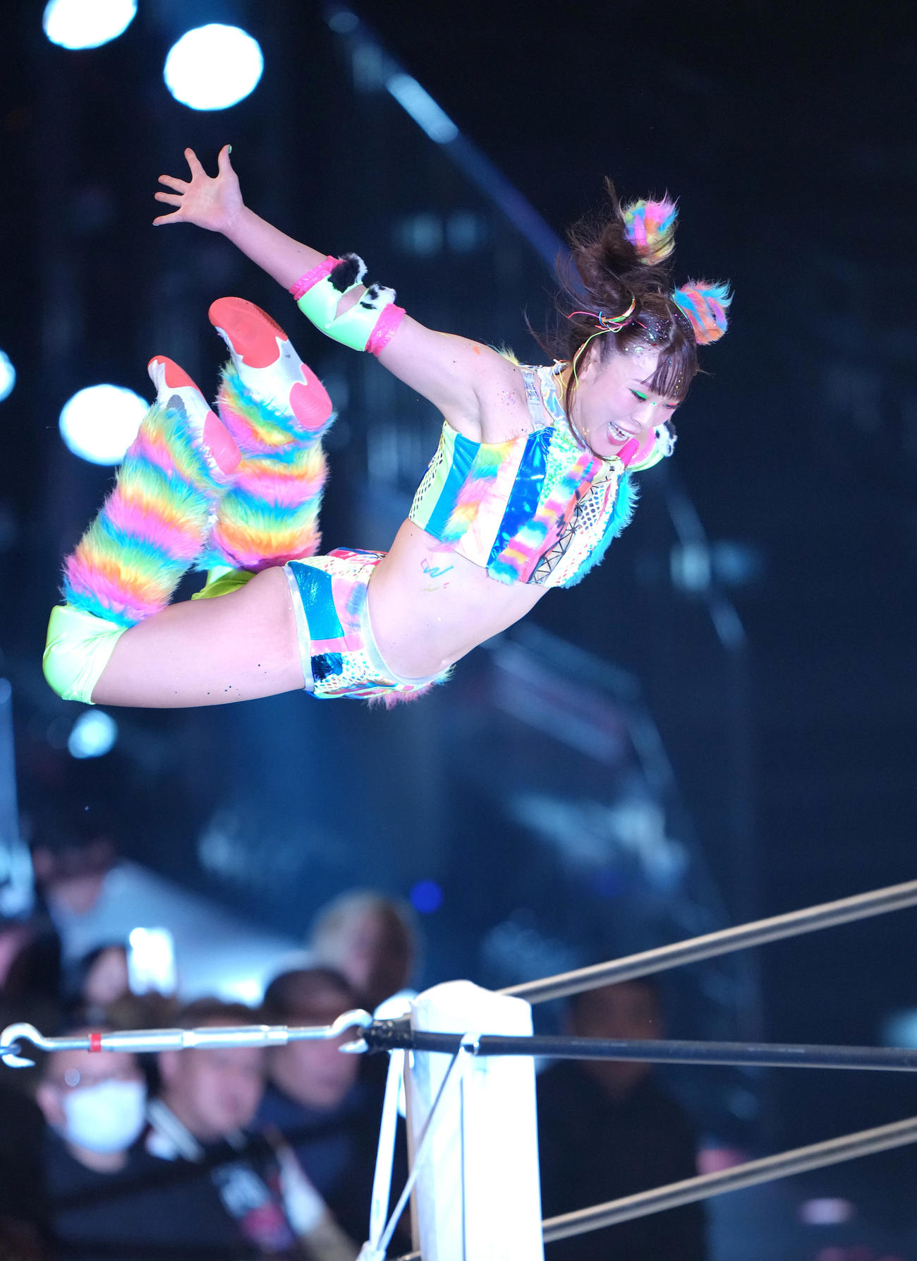 フワちゃん再デビュー戦　フワちゃんは高さのある技で葉月を攻める（撮影・足立雅史）
