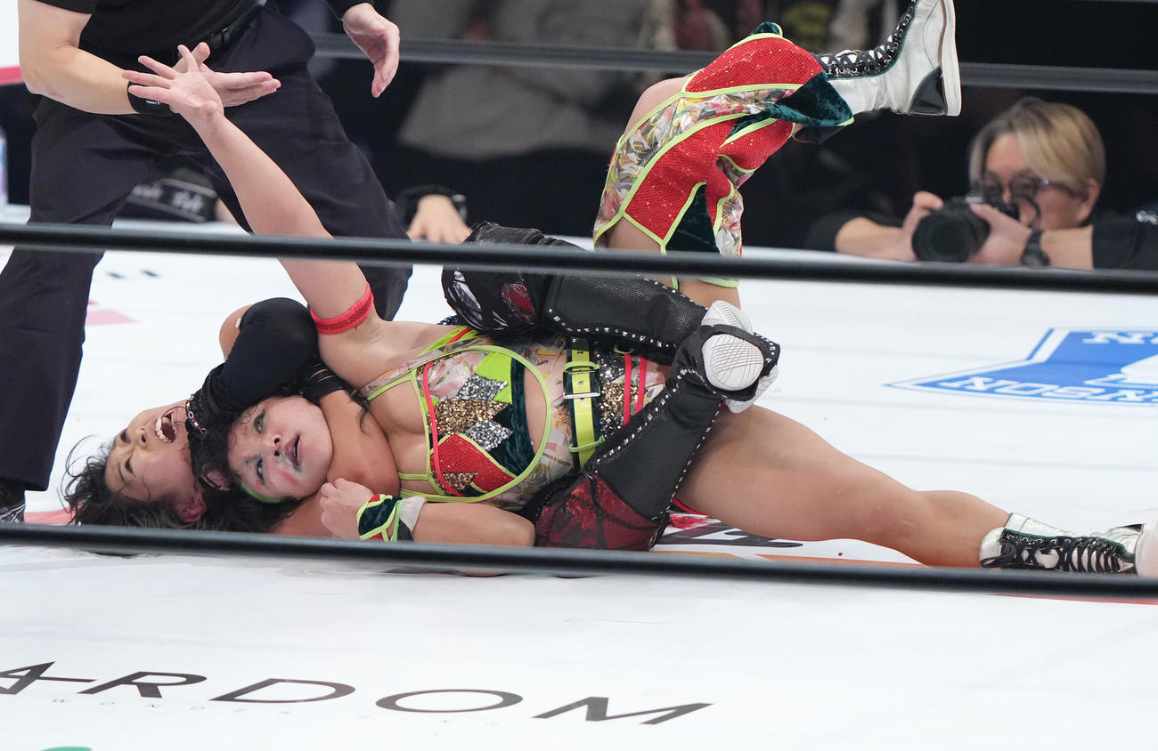 ワンダー・オブ・スターダム選手権試合　小波（左）は飯田を締めあげる（撮影・足立雅史）