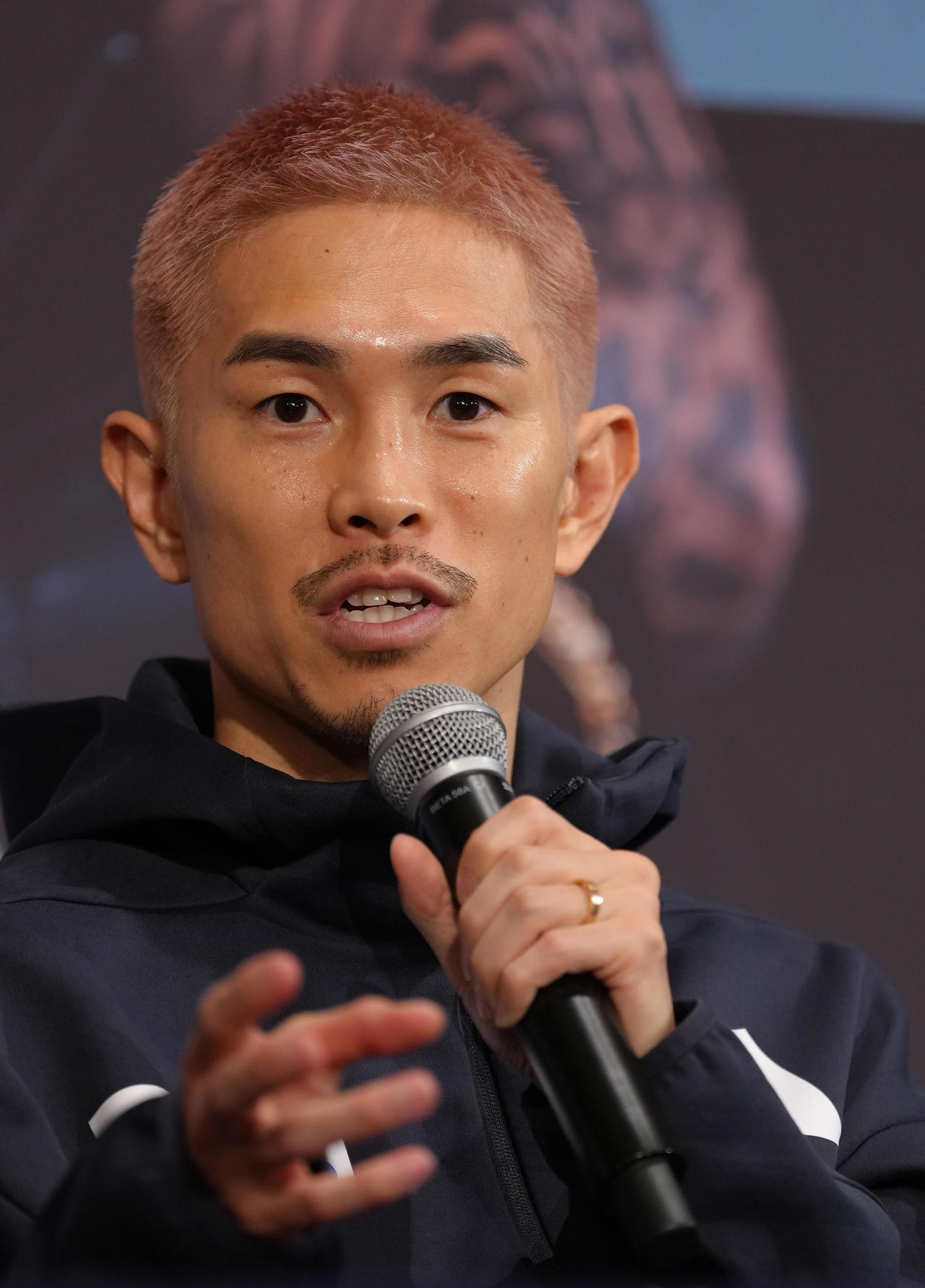 公式会見に臨む井岡（撮影・足立雅史）
