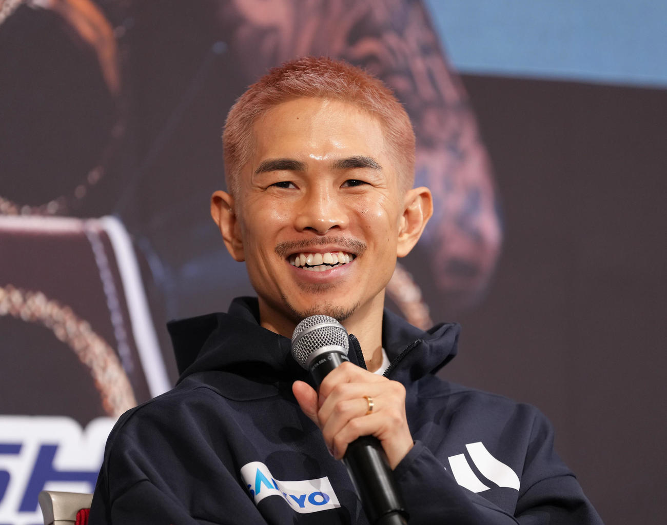 公式会見で笑顔を見せる井岡（撮影・足立雅史）