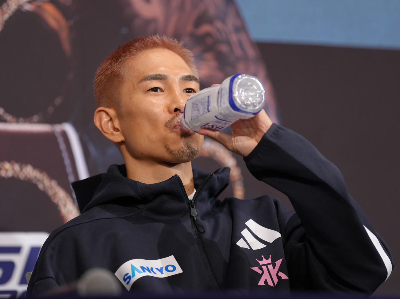 公式会見中、水を口にする井岡（撮影・足立雅史）