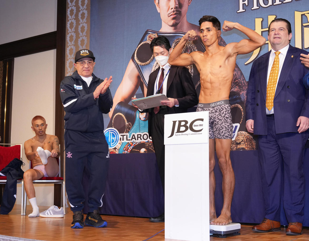 前日計量をパスしたオルドスゴイッティ（右）を見つめる井岡（左端）（撮影・足立雅史）